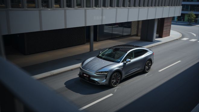 成为年轻人的情绪搭子新一代的智能车正在